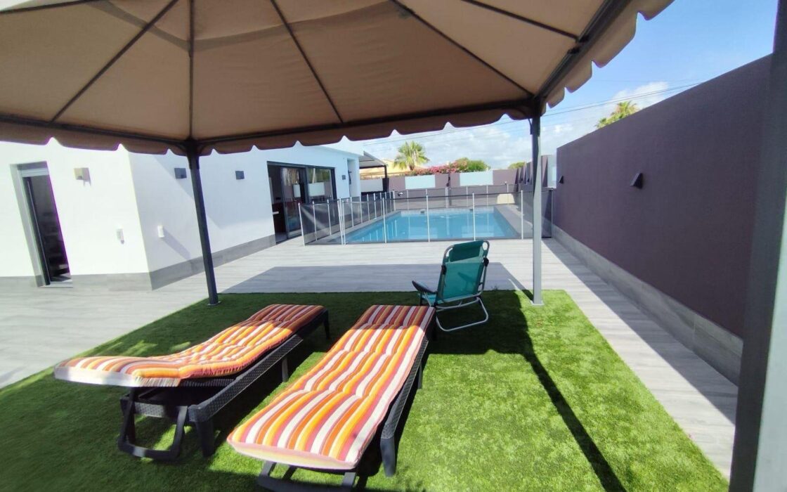 Вилла в Торревьехе 168 кв.м с террасой и бассейном