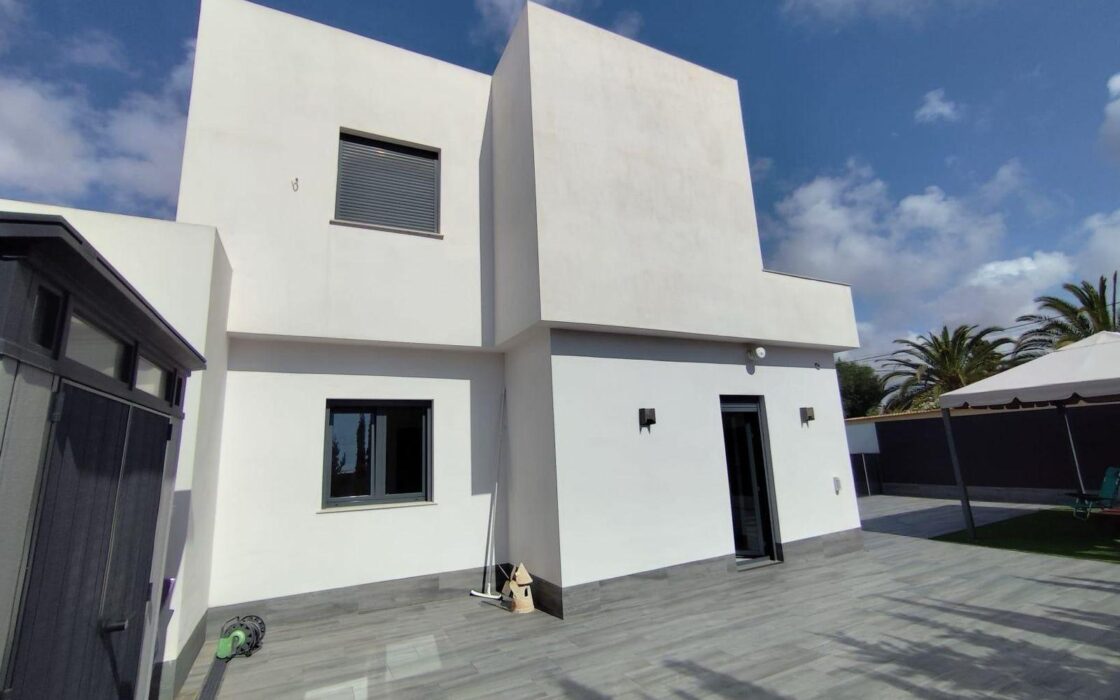 Вилла в Торревьехе 168 кв.м с террасой и бассейном