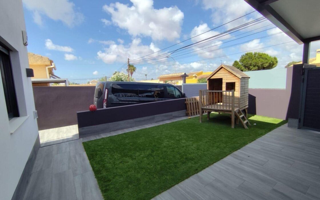 Вилла в Торревьехе 168 кв.м с террасой и бассейном