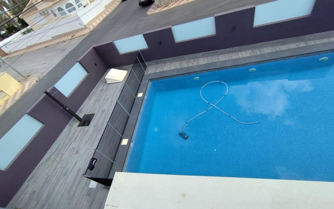 Вилла в Торревьехе 168 кв.м с террасой и бассейном