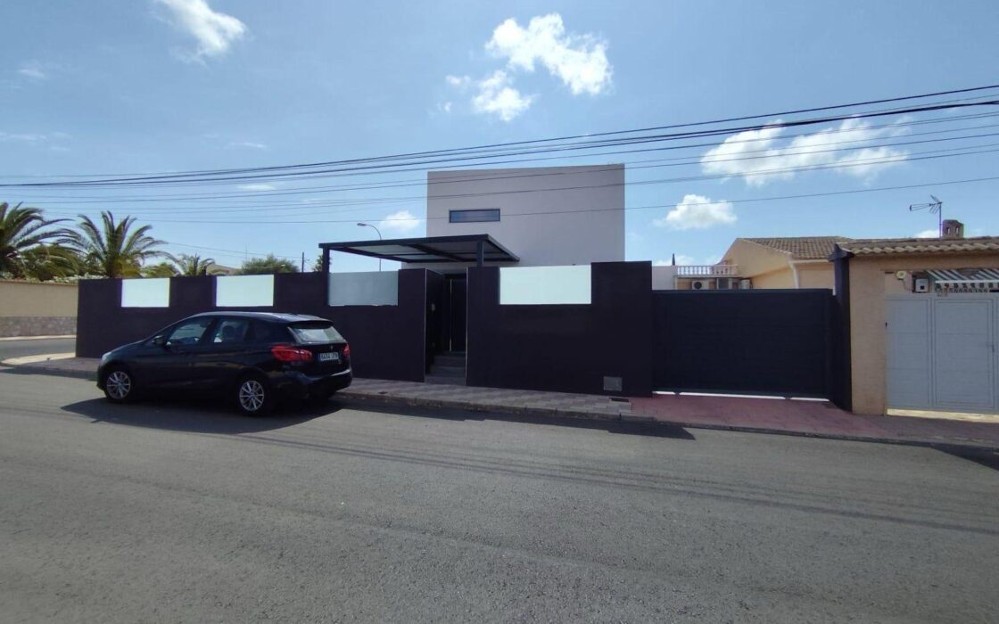 Вилла в Торревьехе 168 кв.м с террасой и бассейном