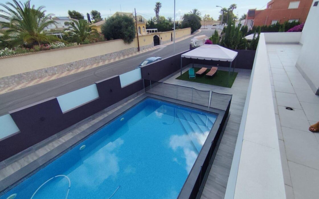 Вилла в Торревьехе 168 кв.м с террасой и бассейном