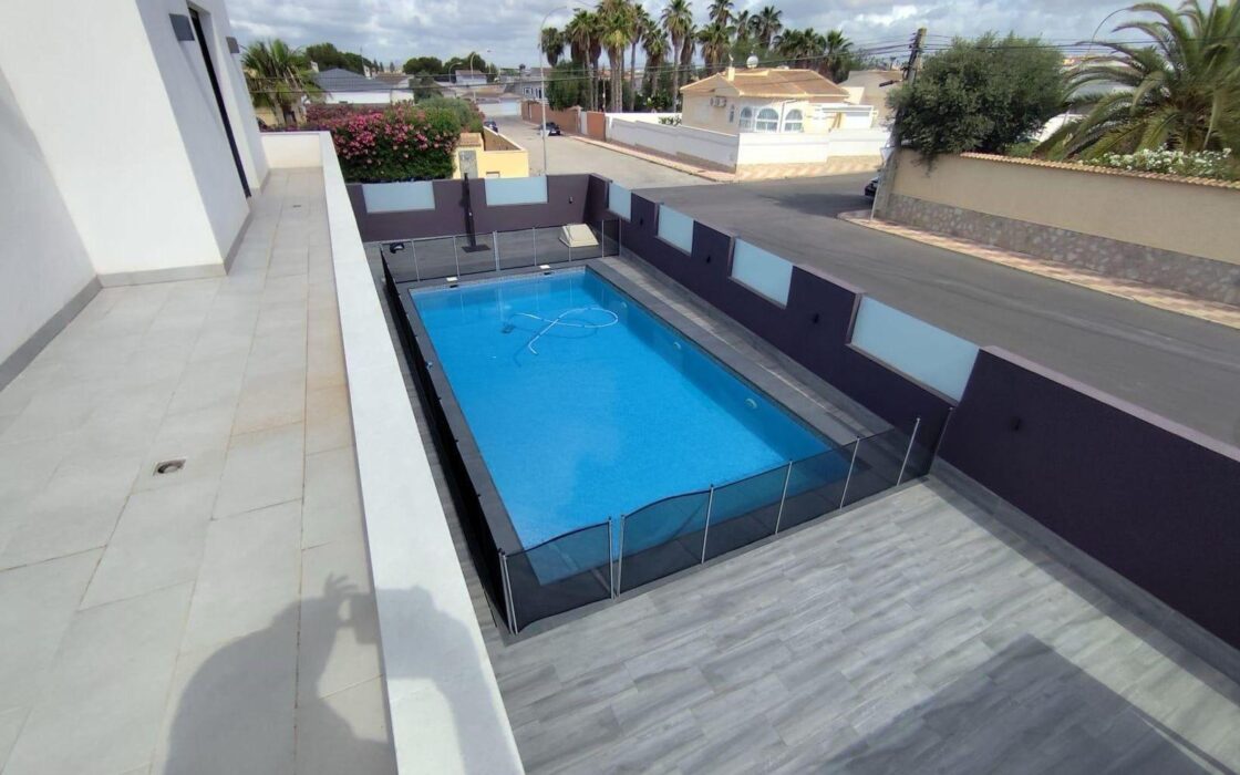 Вилла в Торревьехе 168 кв.м с террасой и бассейном