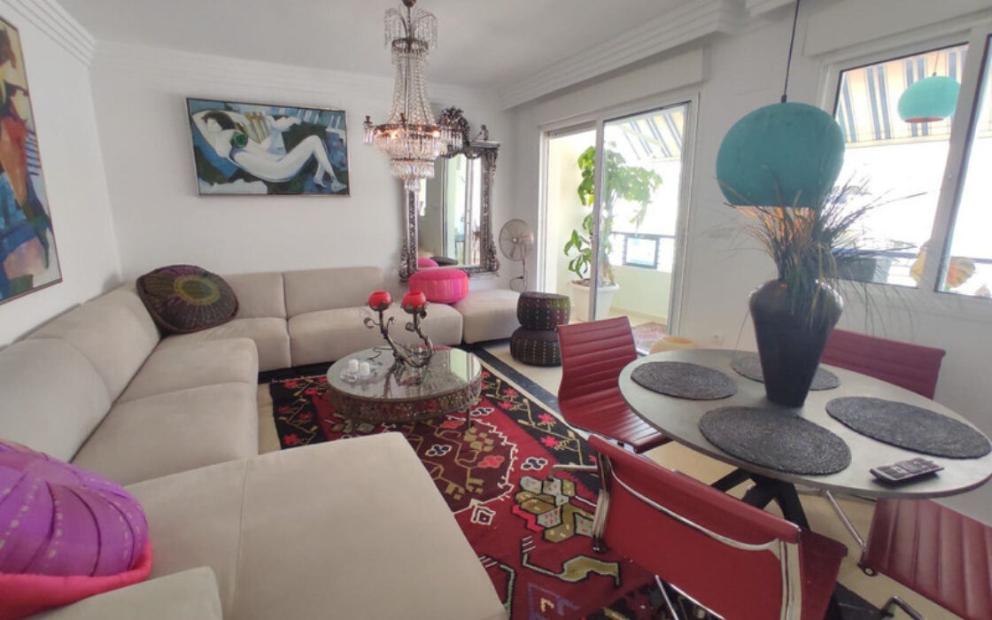 Апартамент у моря в Марбелье с террасой и видом на пляж