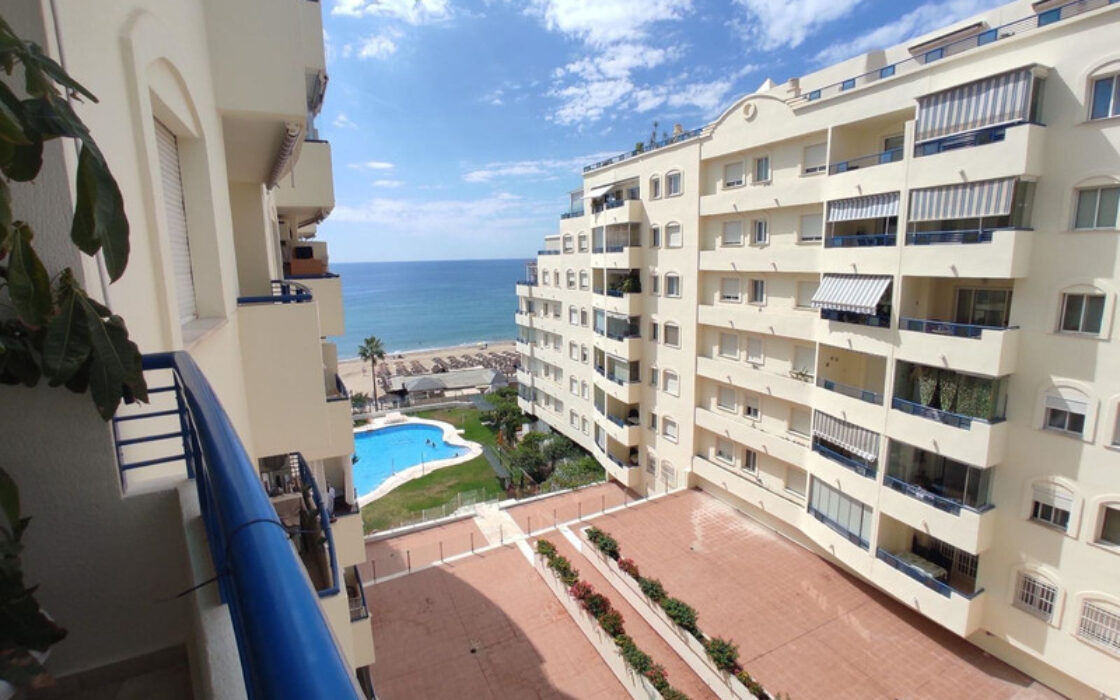 Апартамент у моря в Марбелье с террасой и видом на пляж