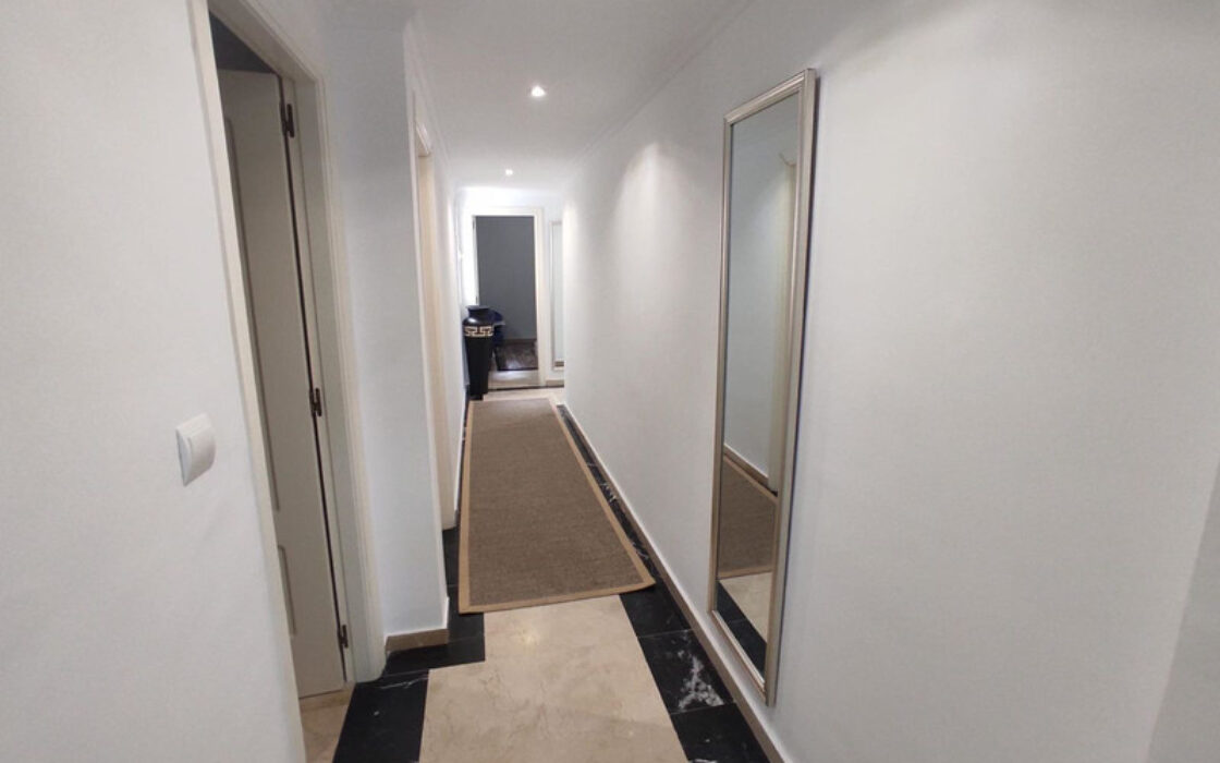 Апартамент у моря в Марбелье с террасой и видом на пляж