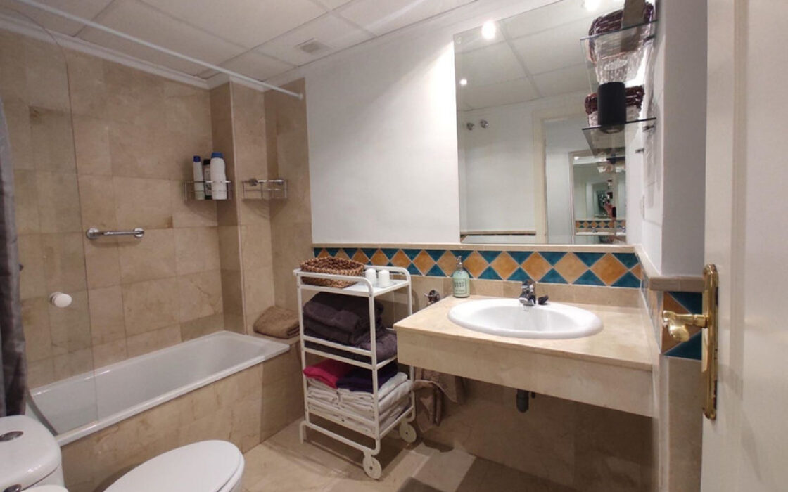 Апартамент у моря в Марбелье с террасой и видом на пляж