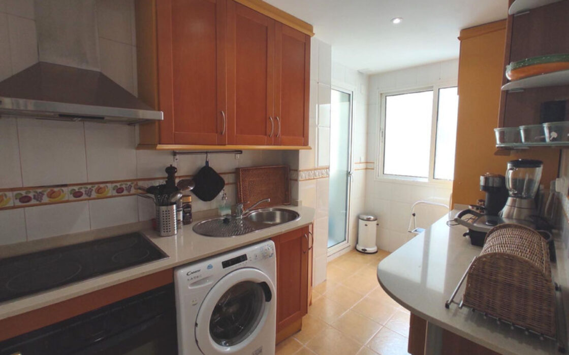 Апартамент у моря в Марбелье с террасой и видом на пляж