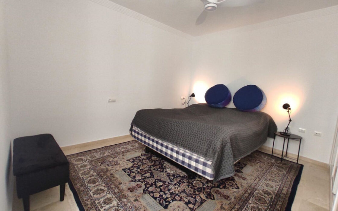 Апартамент у моря в Марбелье с террасой и видом на пляж