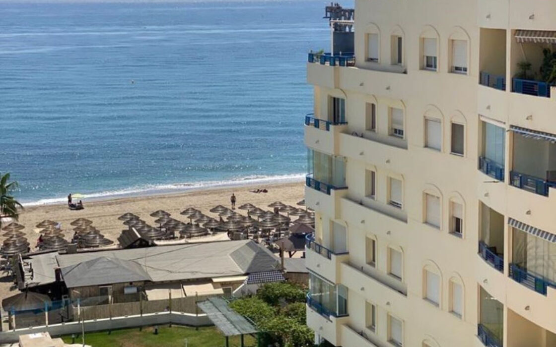 Апартамент у моря в Марбелье с террасой и видом на пляж