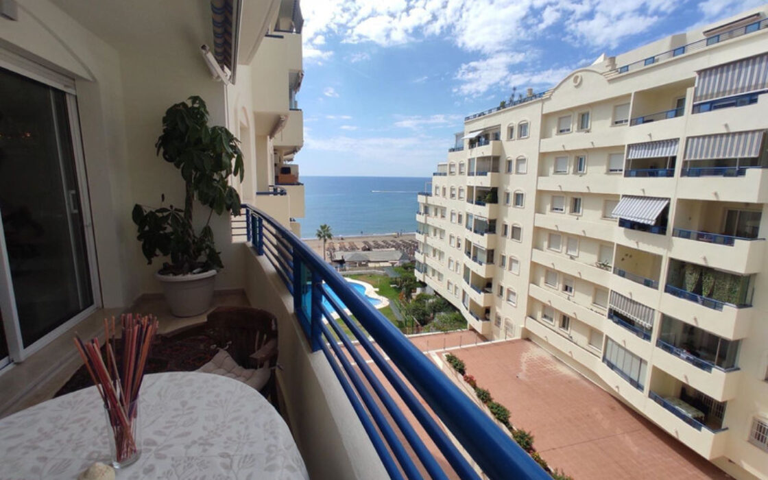 Апартамент у моря в Марбелье с террасой и видом на пляж