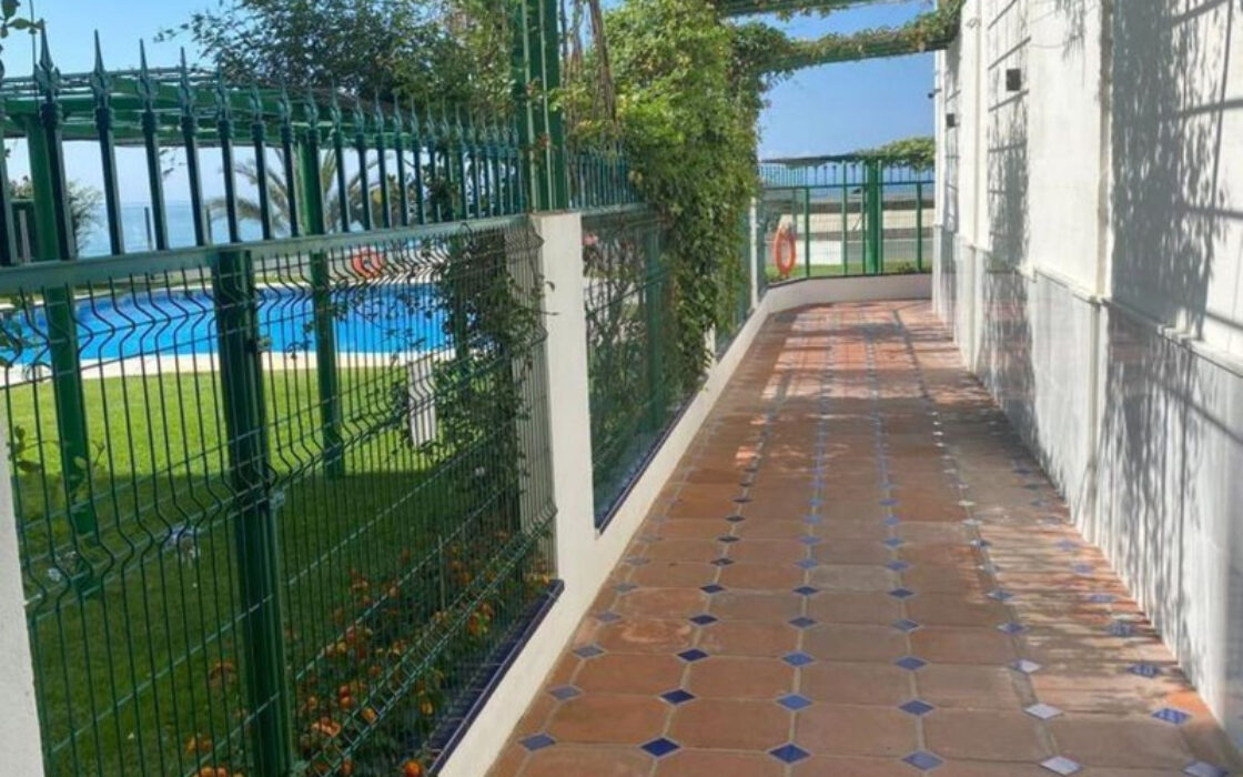 Апартамент у моря в Марбелье с террасой и видом на пляж