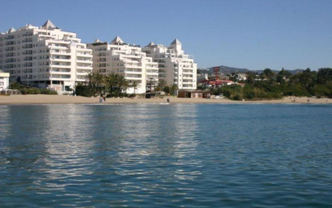 Апартамент у моря в Марбелье с террасой и видом на пляж