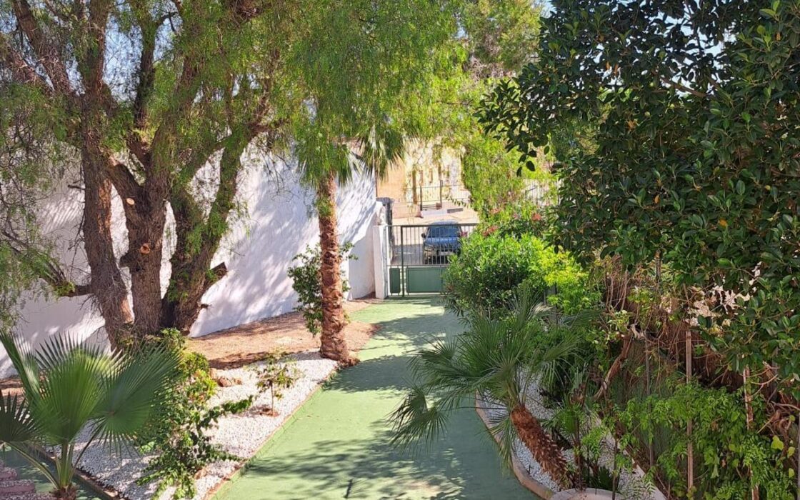 Вилла в Ориуэле 12000 кв.м с бассейном у моря