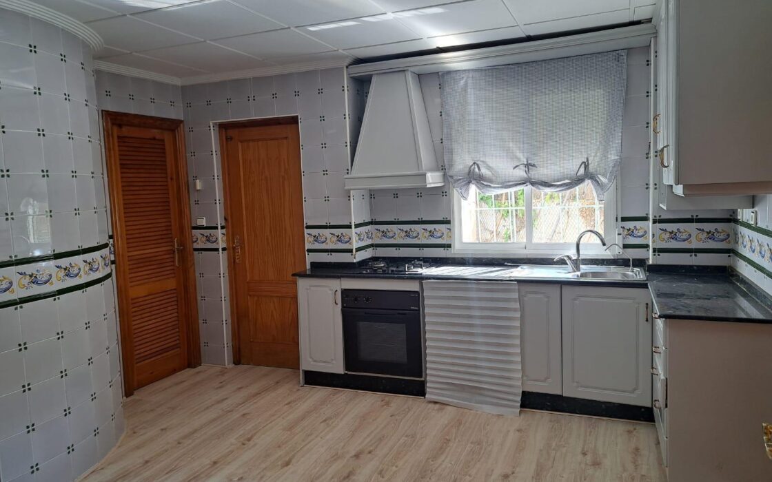 Вилла в Ориуэле 12000 кв.м с бассейном у моря