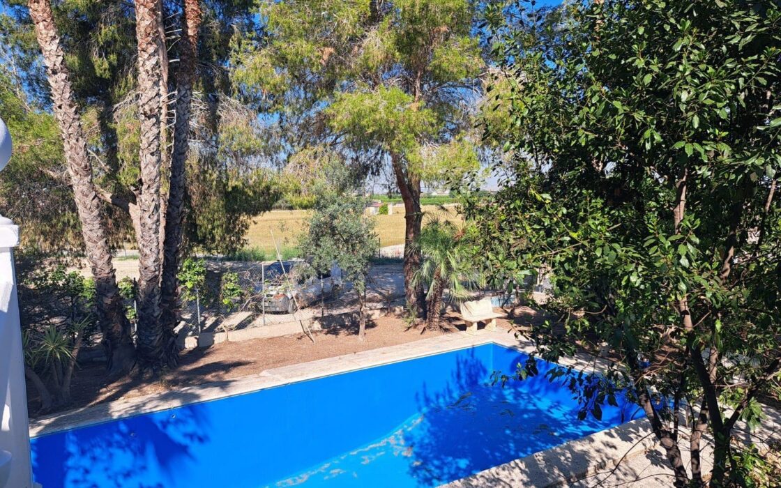 Вилла в Ориуэле 12000 кв.м с бассейном у моря