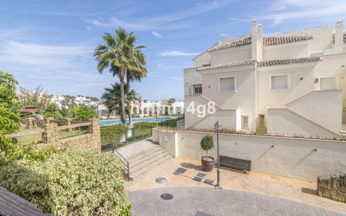 Квартира 2+1 в Новой Андалусии с террасой и бассейном