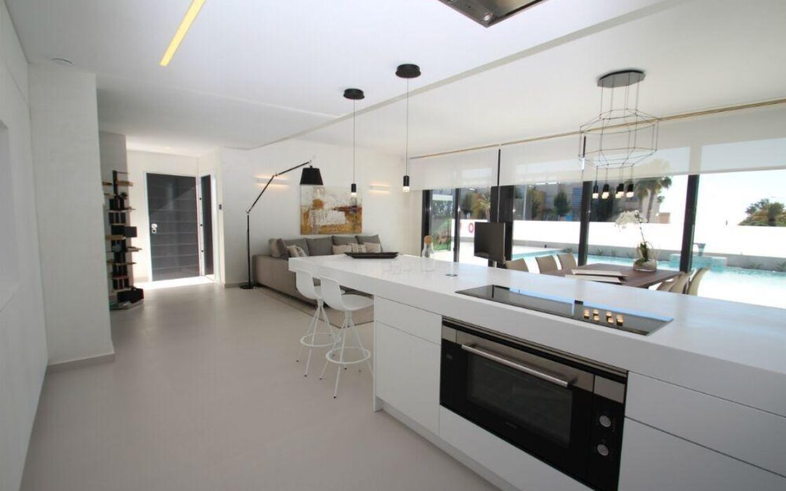 Вілла на Оріхуэла-Коста 322 кв.м з басейном біля моря