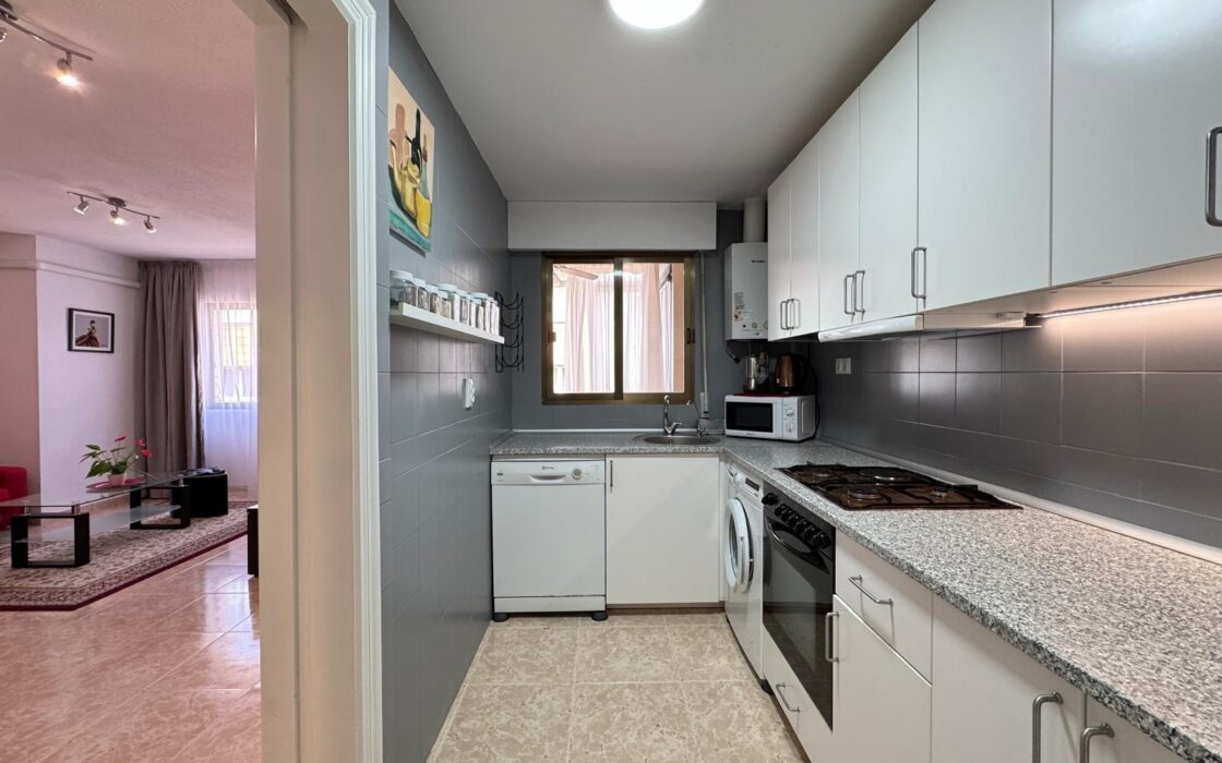 Квартира 103 кв.м у моря з 3 спальнями та терасою