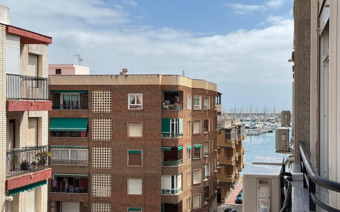 Квартира 103 кв.м у моря з 3 спальнями та терасою