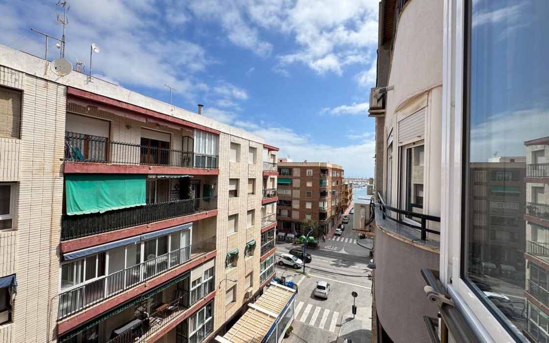 Квартира 103 кв.м у моря з 3 спальнями та терасою