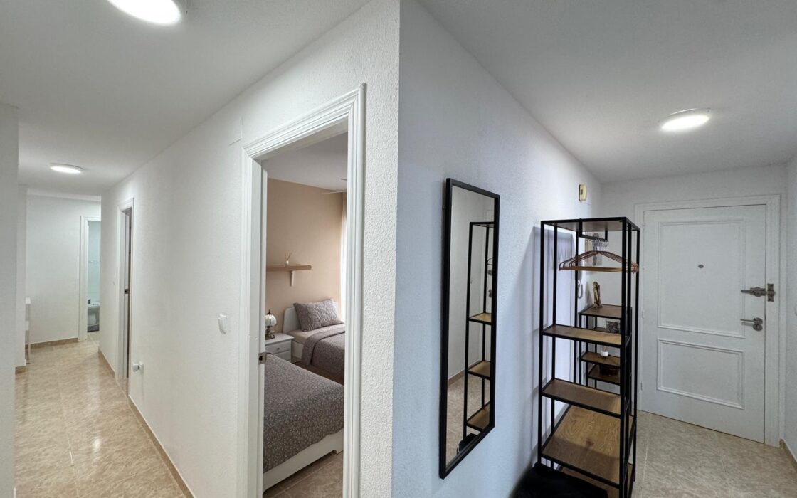 Квартира 103 кв.м у моря з 3 спальнями та терасою