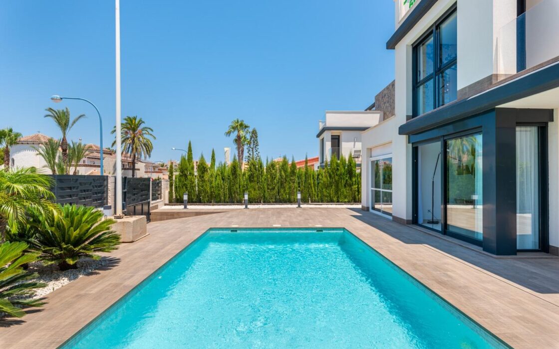 Вилла в Картахене у моря с террасой и бассейном 130 кв.м