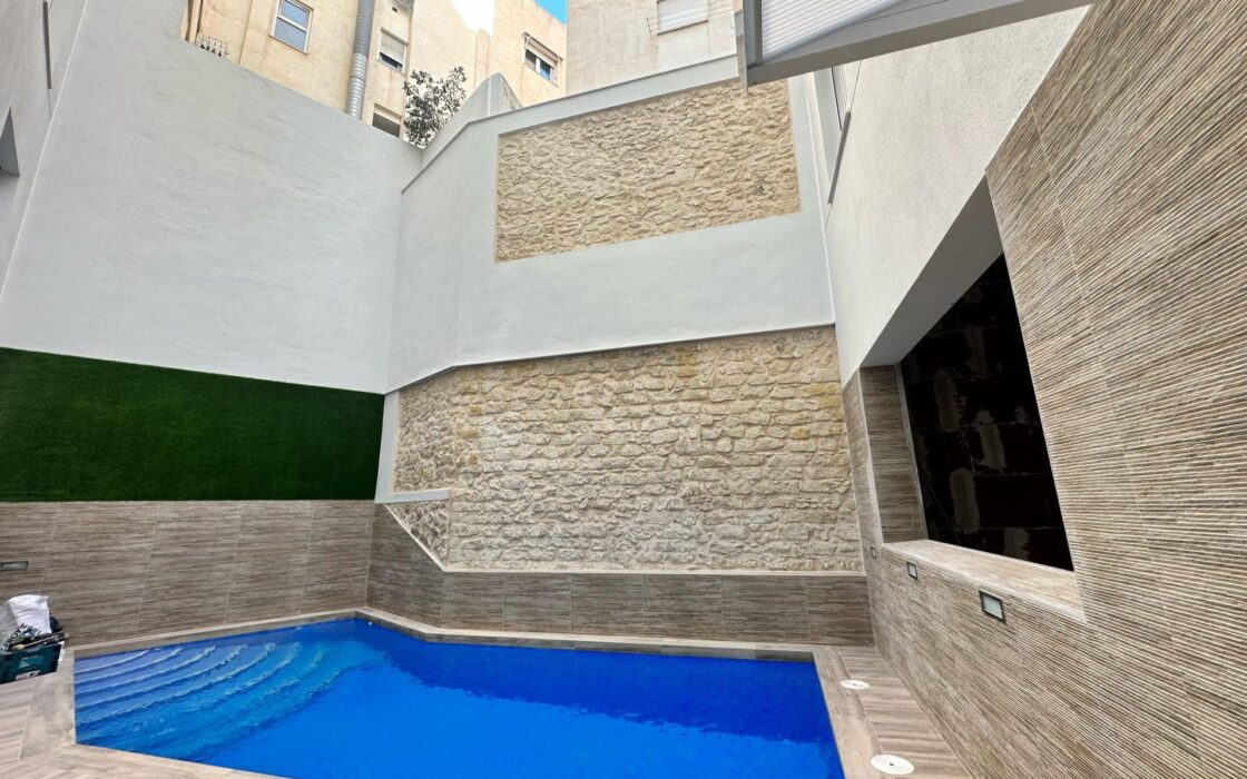 Пентхаус з терасою та трьома спальнями в Аліканте