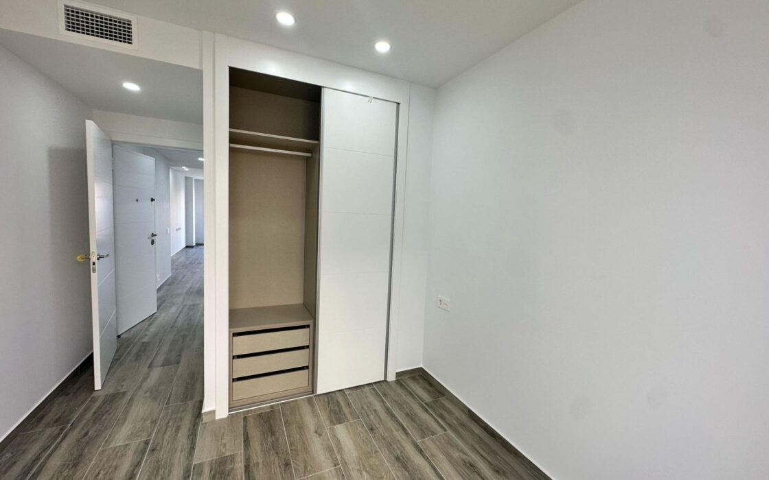 Пентхаус з терасою та трьома спальнями в Аліканте