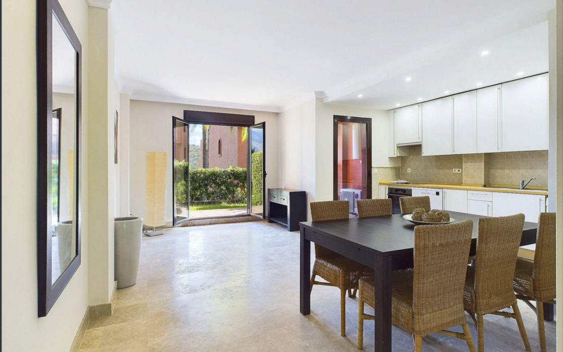 Квартира з 2 спальнями біля моря в Естепоні, 74 кв.м.