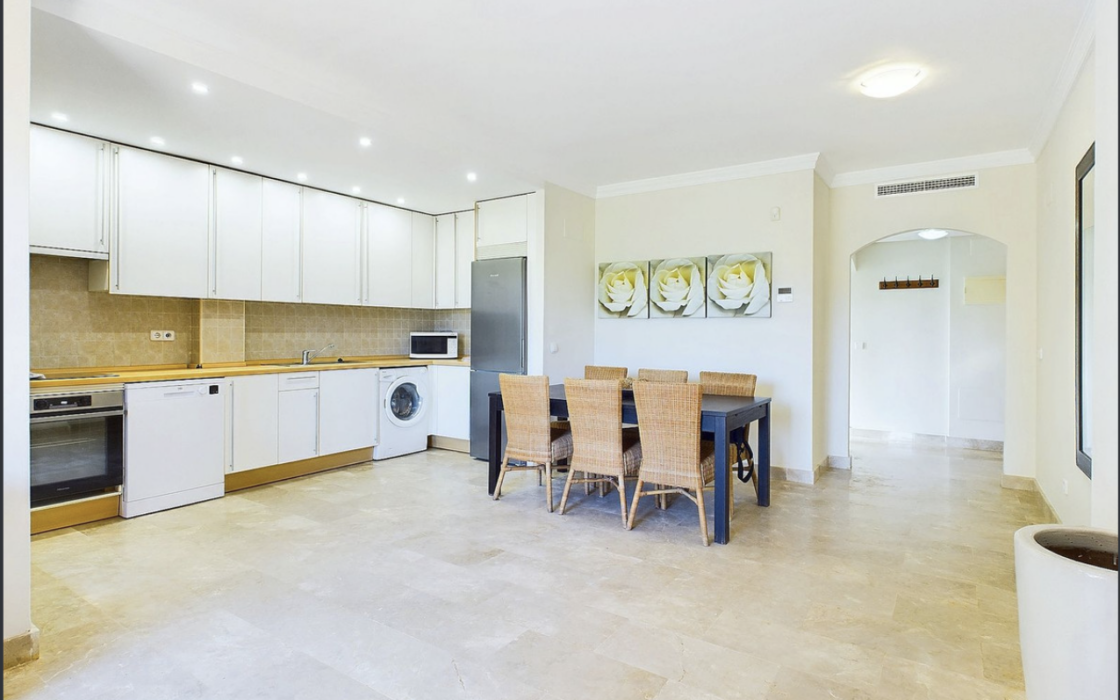 Квартира з 2 спальнями біля моря в Естепоні, 74 кв.м.