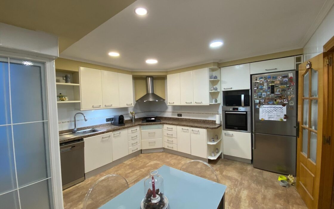 Апартаменти 196 кв.м в Аликанте, 500 м до моря