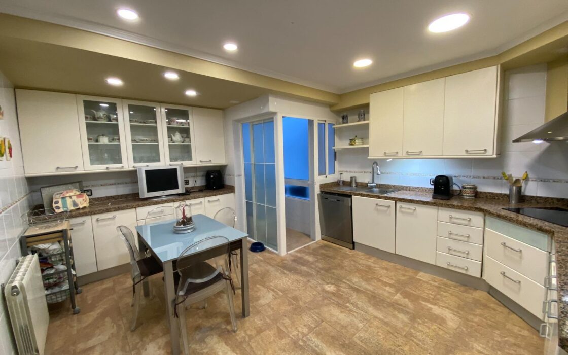 Апартаменти 196 кв.м в Аликанте, 500 м до моря