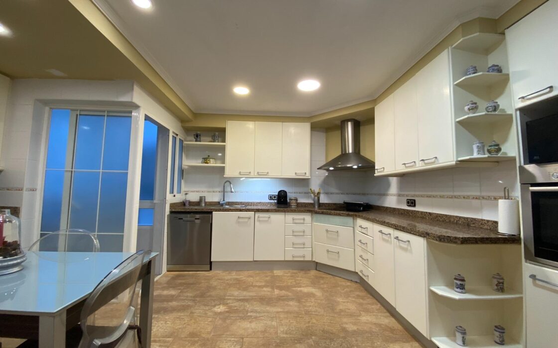 Апартаменти 196 кв.м в Аликанте, 500 м до моря