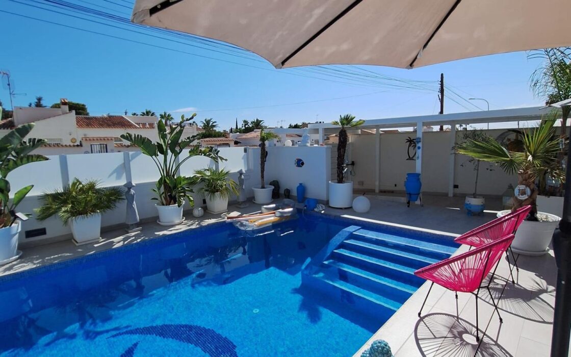 Просторная вилла в Ла Сиесте с бассейном и террасой 130 кв.м