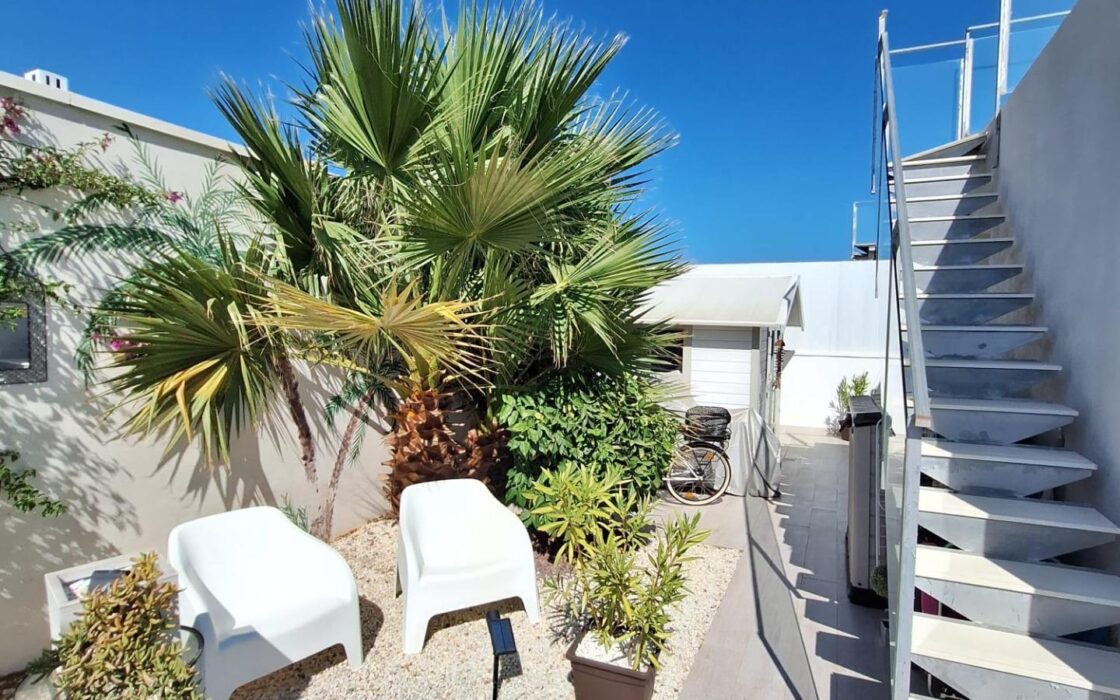 Просторная вилла в Ла Сиесте с бассейном и террасой 130 кв.м