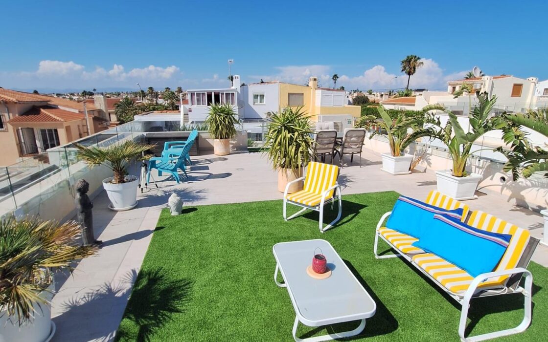 Просторная вилла в Ла Сиесте с бассейном и террасой 130 кв.м