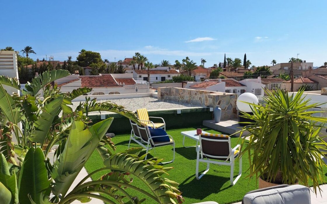 Просторная вилла в Ла Сиесте с бассейном и террасой 130 кв.м