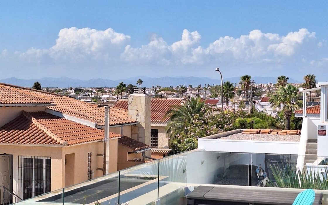 Просторная вилла в Ла Сиесте с бассейном и террасой 130 кв.м