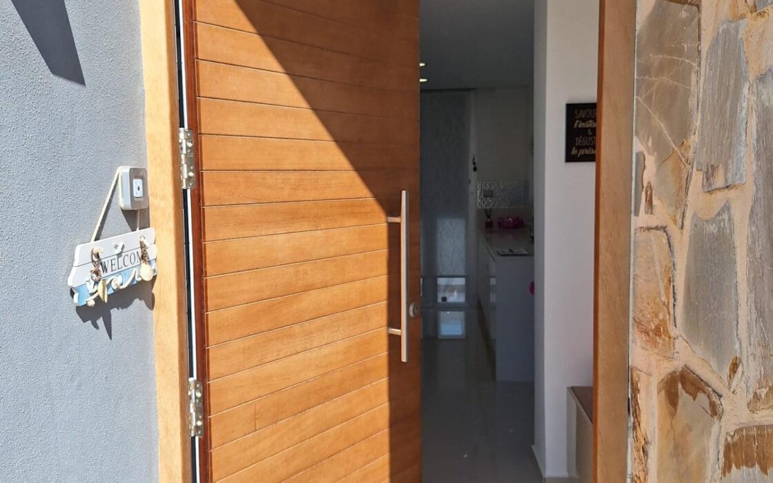 Просторная вилла в Ла Сиесте с бассейном и террасой 130 кв.м