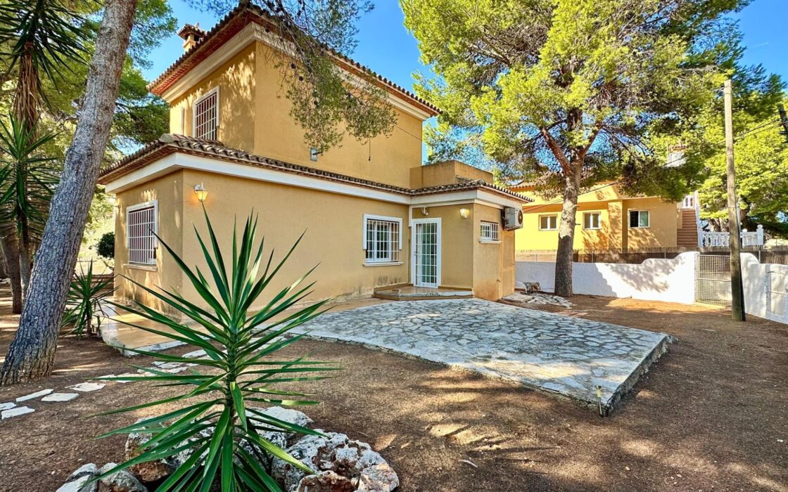 Вілла біля моря в Лас Ротас з садом та терасами 200 кв.м