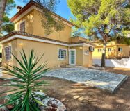 Вілла біля моря в Лас Ротас з садом та терасами 200 кв.м