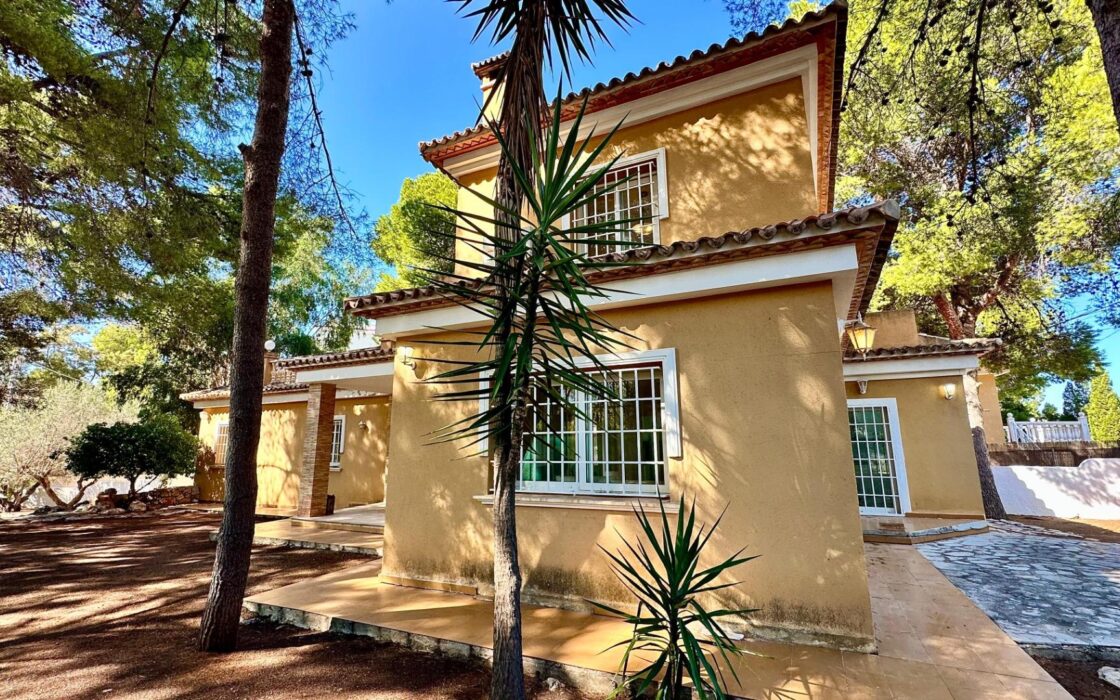 Вілла біля моря в Лас Ротас з садом та терасами 200 кв.м