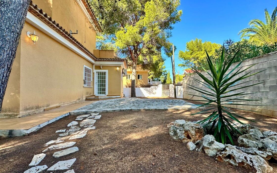 Вілла біля моря в Лас Ротас з садом та терасами 200 кв.м