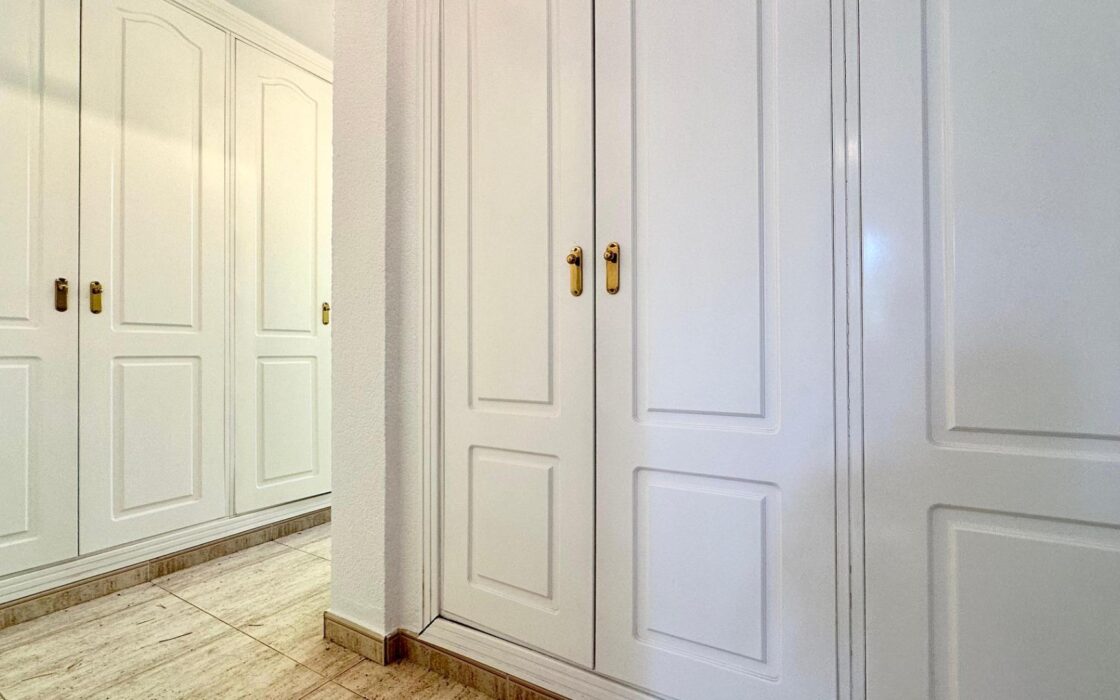 Вілла біля моря в Лас Ротас з садом та терасами 200 кв.м