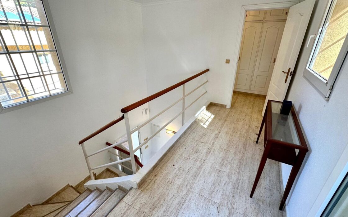 Вілла біля моря в Лас Ротас з садом та терасами 200 кв.м