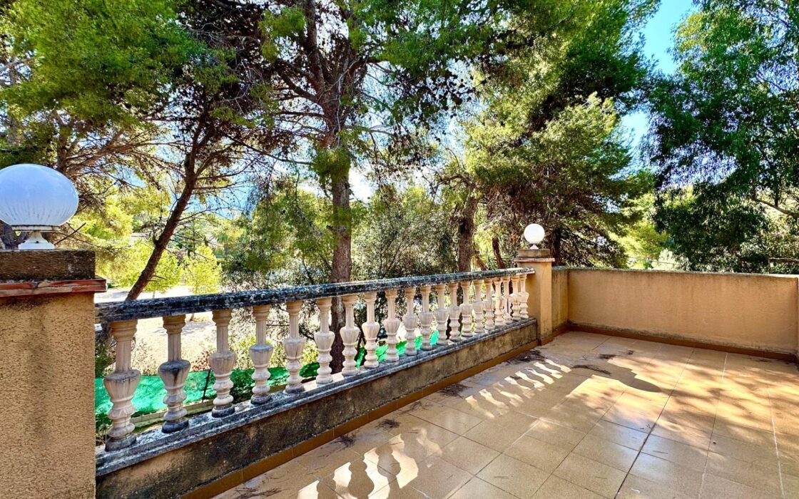 Вілла біля моря в Лас Ротас з садом та терасами 200 кв.м