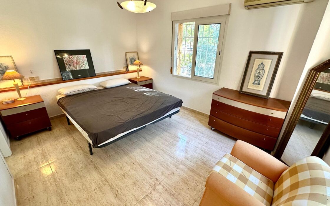 Вілла біля моря в Лас Ротас з садом та терасами 200 кв.м