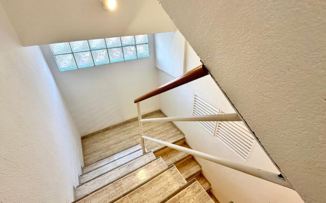 Вілла біля моря в Лас Ротас з садом та терасами 200 кв.м