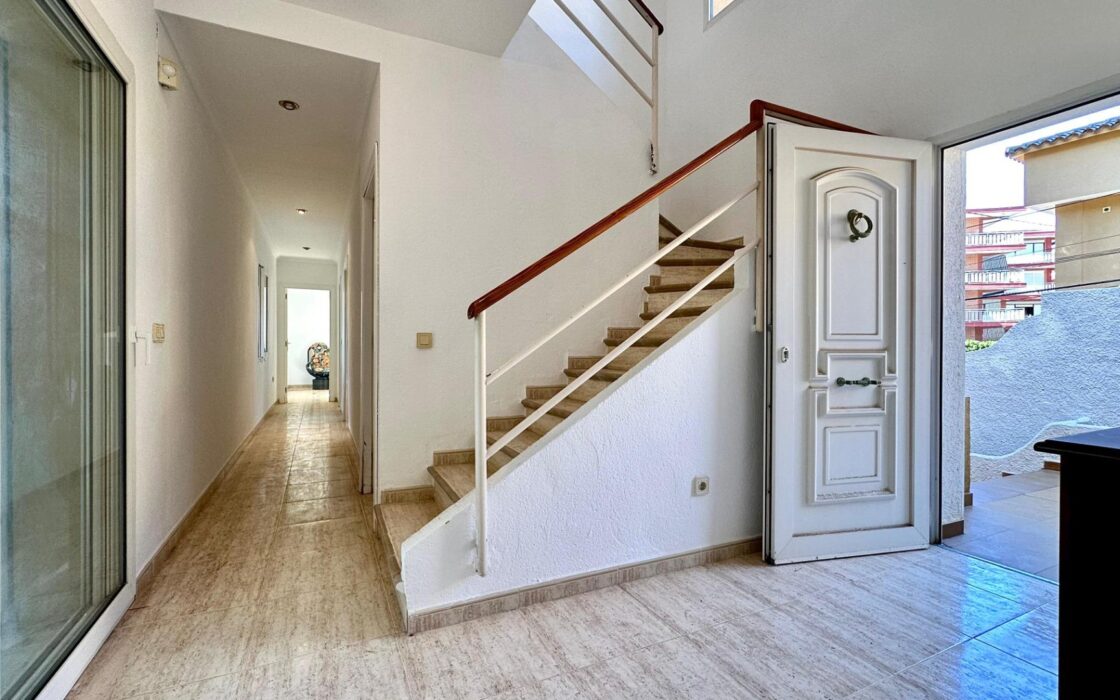 Вілла біля моря в Лас Ротас з садом та терасами 200 кв.м